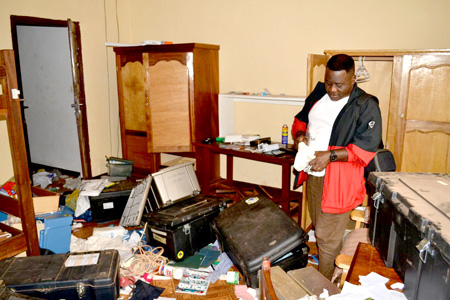 CAR looting01 lr