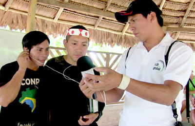 Filadelfia07 Jasiel gives microphone lesson lr