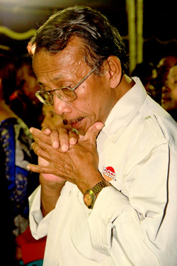 Java02 man praying lr