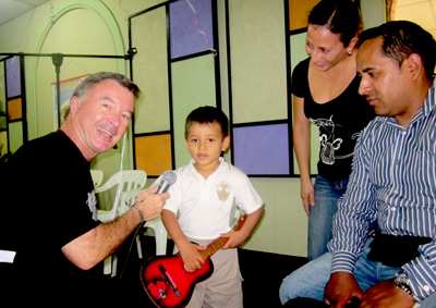 Mision compartida 2012 Guayaquil Graham interviews aspiring artist lr