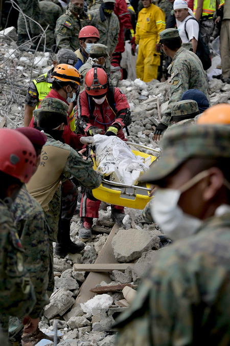 Workers uncover bodies in the the hard-hit city of Pedernales, Ecuador. Photo credit: La Hora