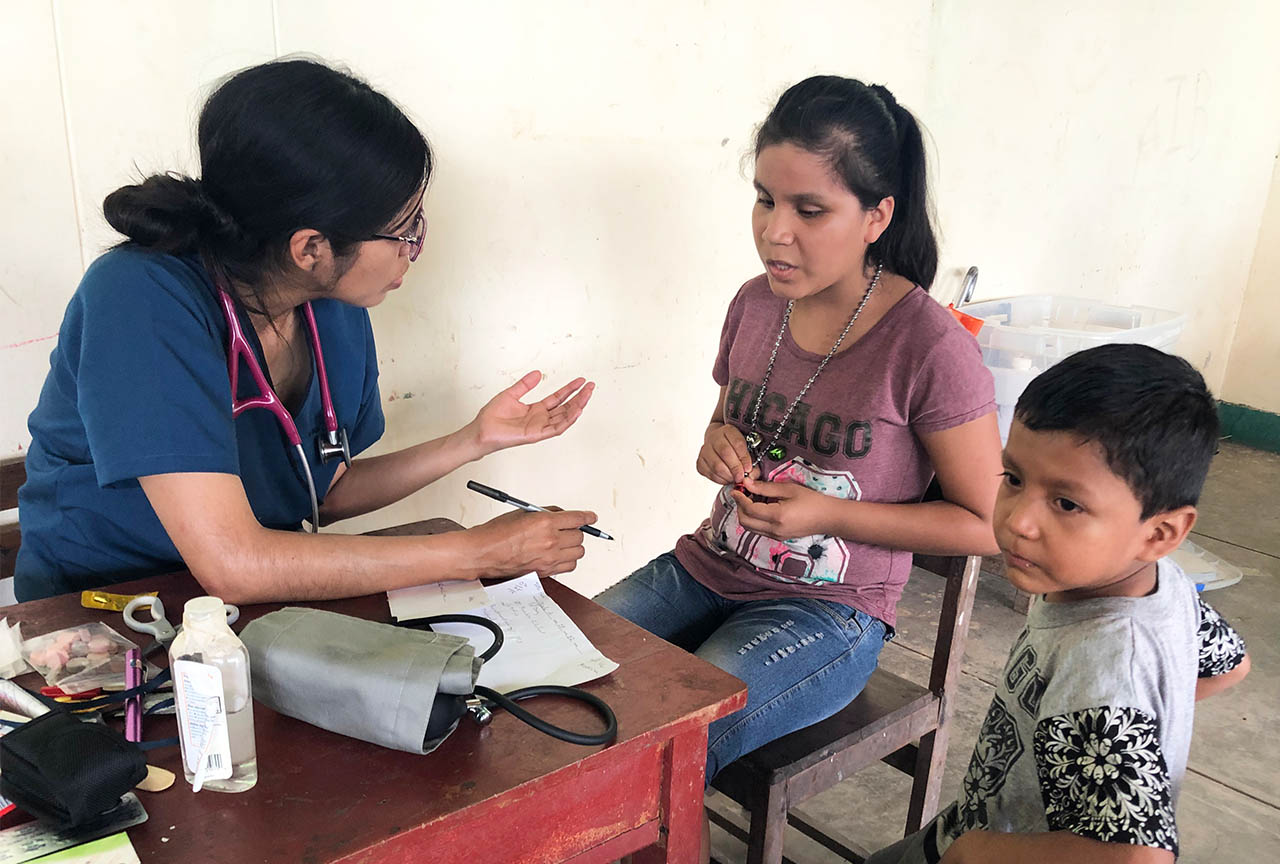 Mision A Bordo - A mother and child explain symptoms to the doctor