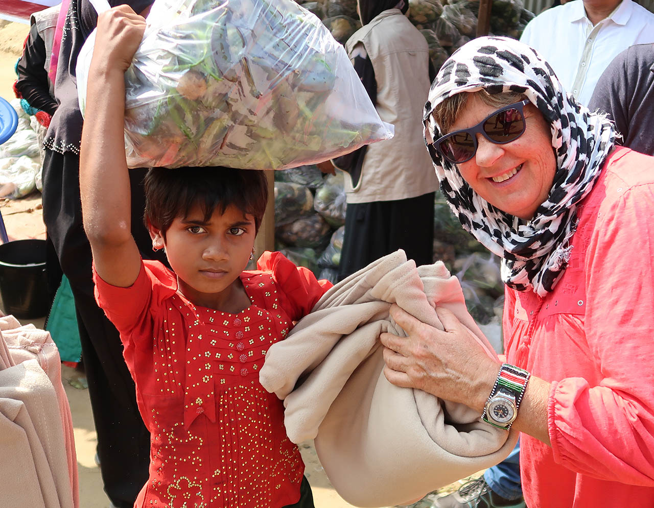 Reach Beyond missionaries distributed 4000 blankets to Rohingya refugees in Bangladesh
