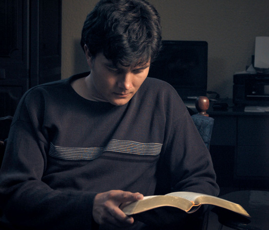 Jacobo Muñoz (Marco De la Torre) reflects on his life while reading the Scriptures.