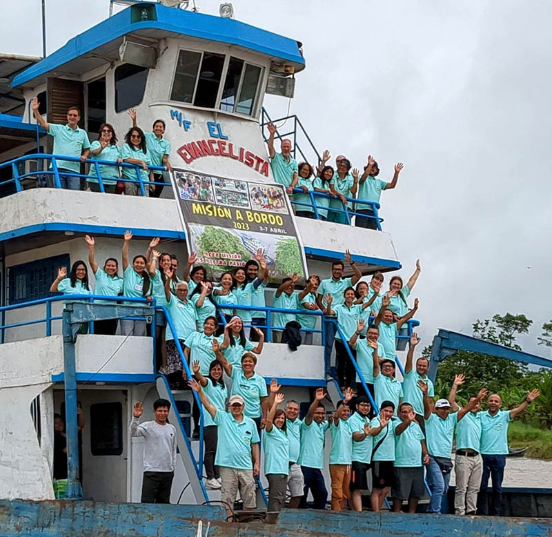 39 participants climbed aboard "El Evangelista" for a week of learning and ministry along the Ucayali River in Peru .