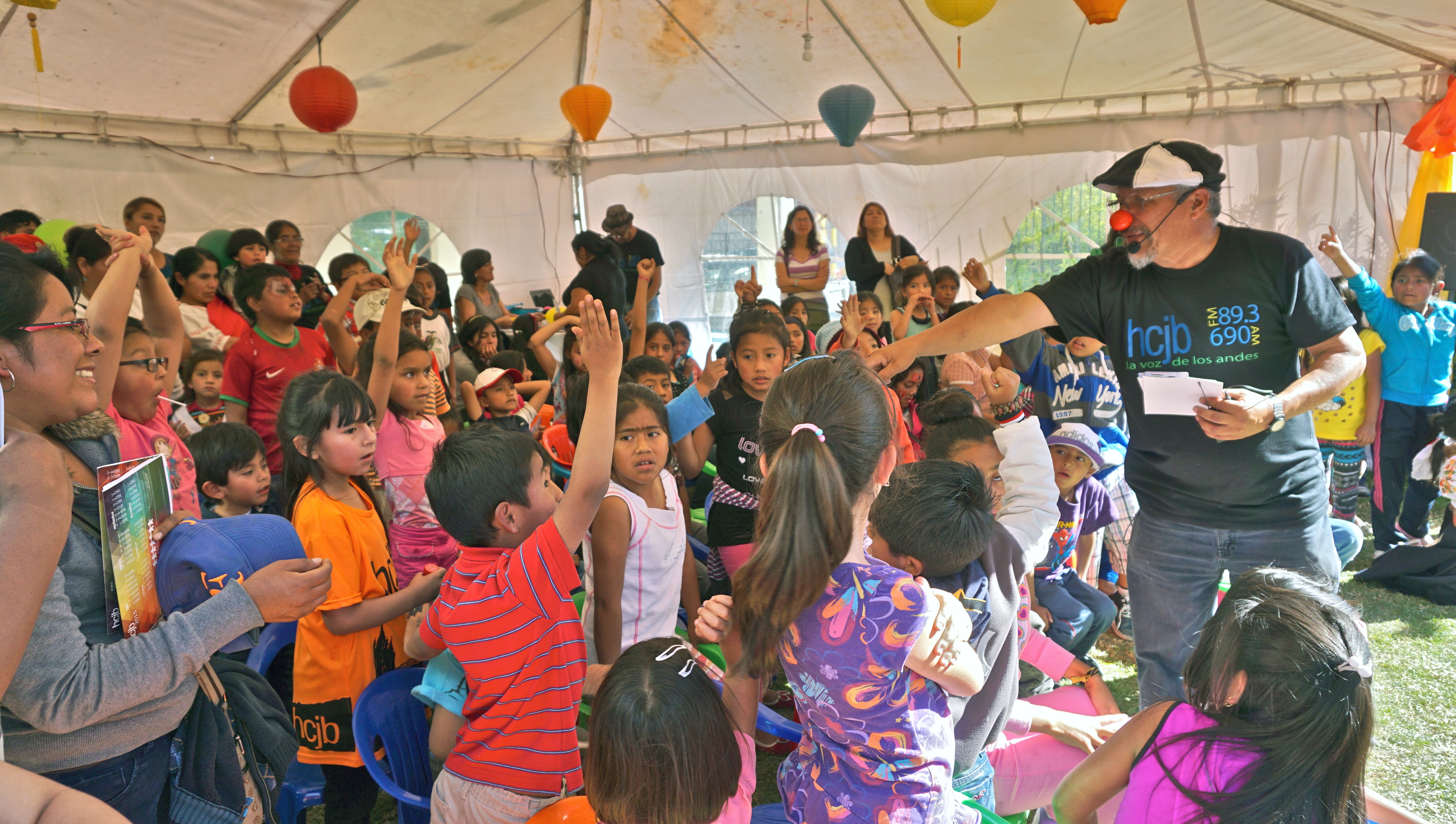 A clown entertains children during <i>Misión Compartida</i>.