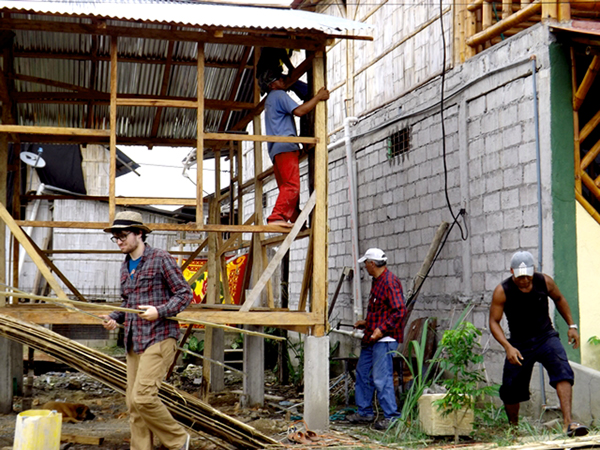 Work team members help rebuild a home in Mompiche.