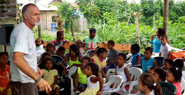 Ron Borman teaches a Bible lesson to children in Ecuador’s Esmeraldas province.