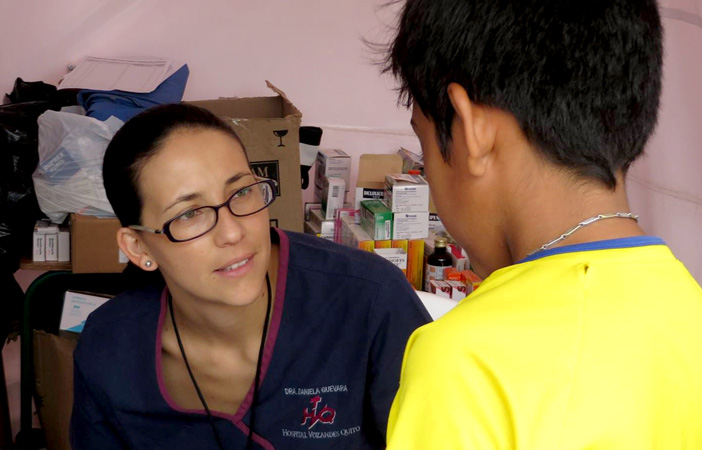 Dr. Daniela Guevara, an Ecuadorian family practice physician at Hospital Vozandes-Quito, encourages a young boy.