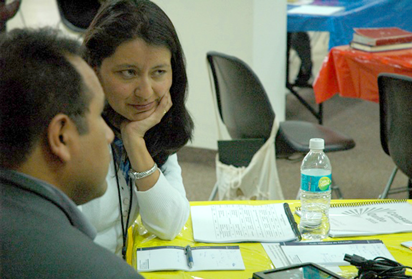  Marithza Andagoya participates in discussion at Consulta Quito 2015.