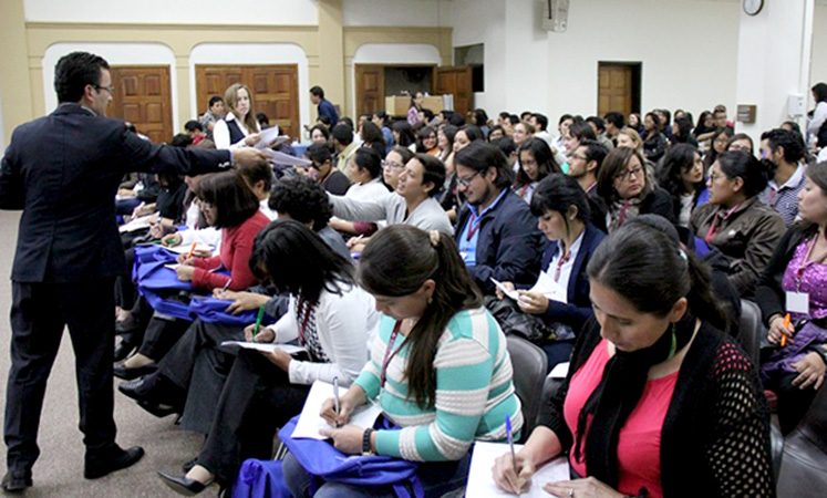 Dr. José Luis Recalde hands out examinations at the 2016 Jornadas Médicas in Quito.